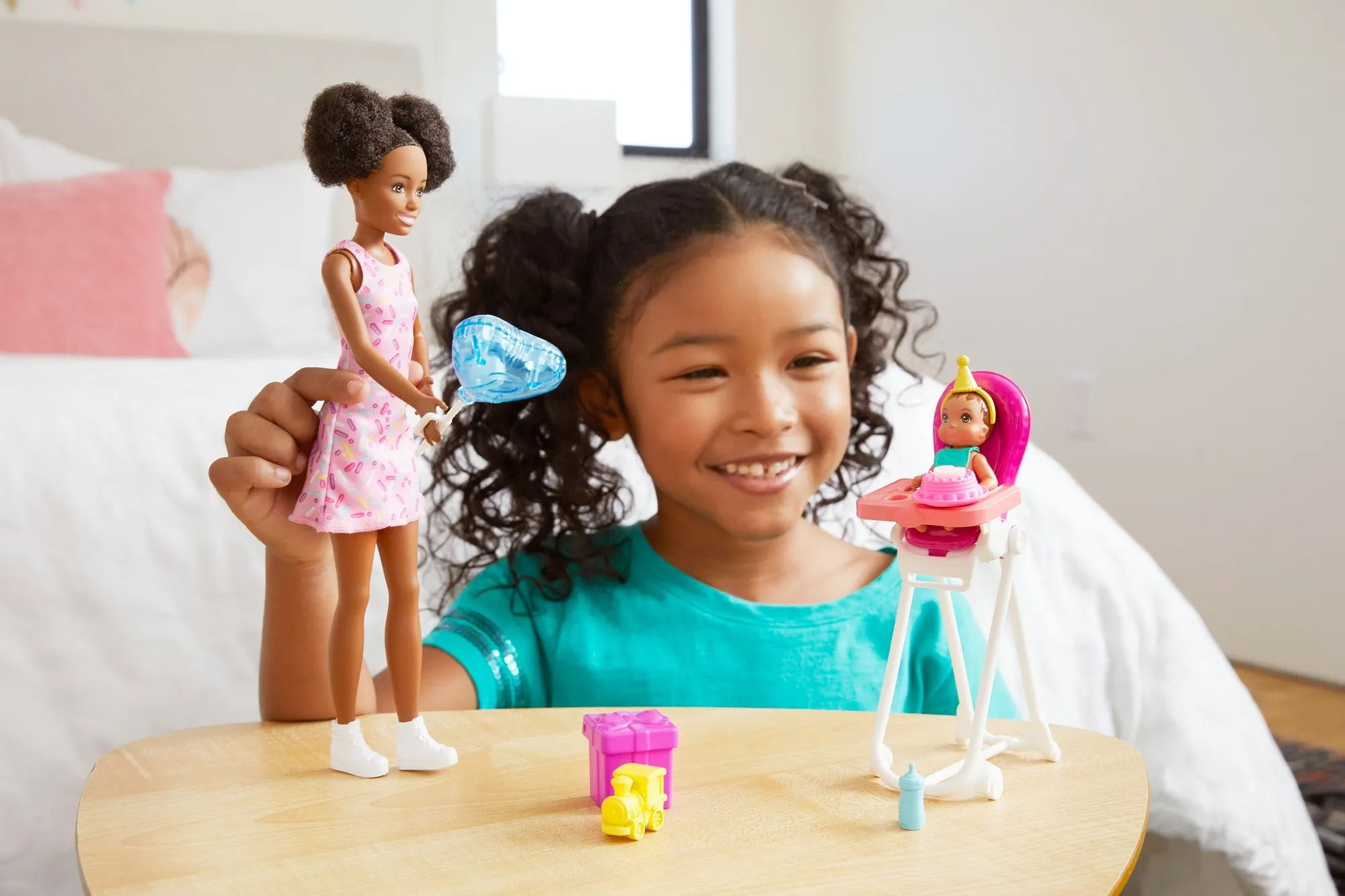 Barbie Skipper Babysitters Playset with Black Hair Skipper Doll, Color-Change Baby Doll, High Chair & Party-Themed Accessories for Kids Ages 3 Years & Up