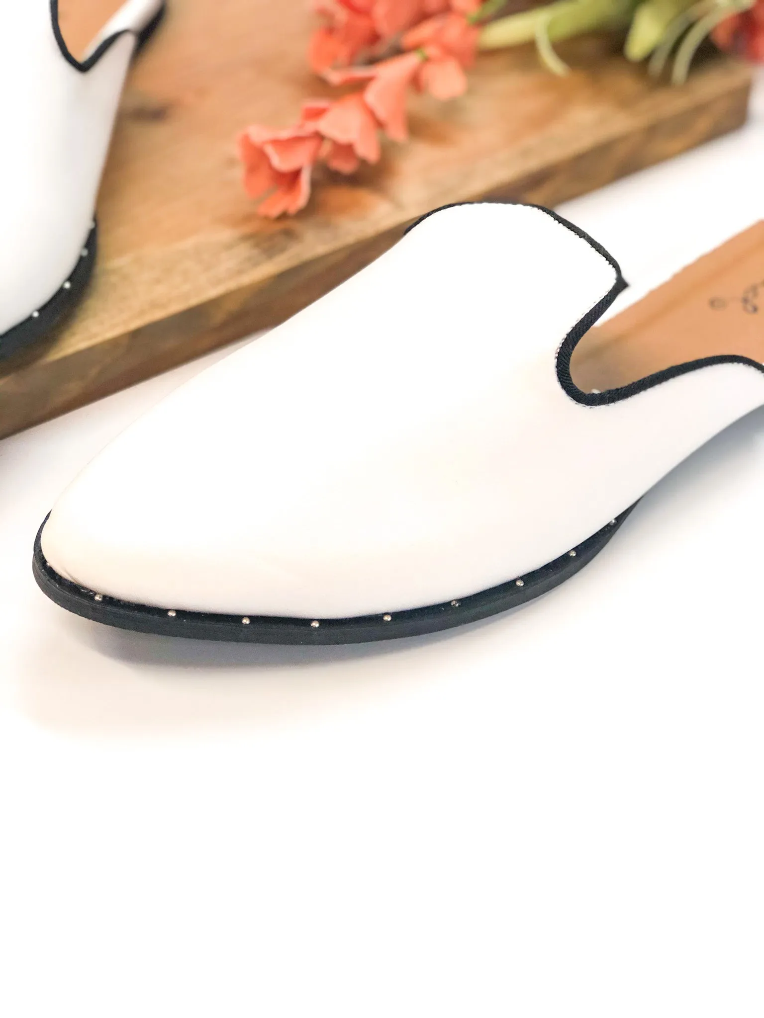 Last Chance Size 5.5 | Meet Me in Malibu Flat Mule Slide On in White